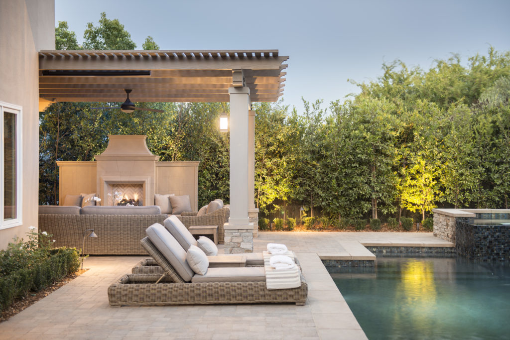 Four Point Design Build - A Traditional TRACT HOME GETS AN INTERIOR AND EXTERIOR MAKEOVER