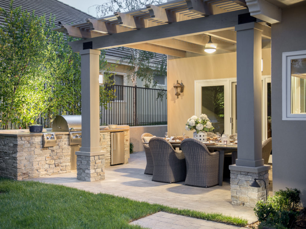 Four Point Design Build - A Traditional TRACT HOME GETS AN INTERIOR AND EXTERIOR MAKEOVER