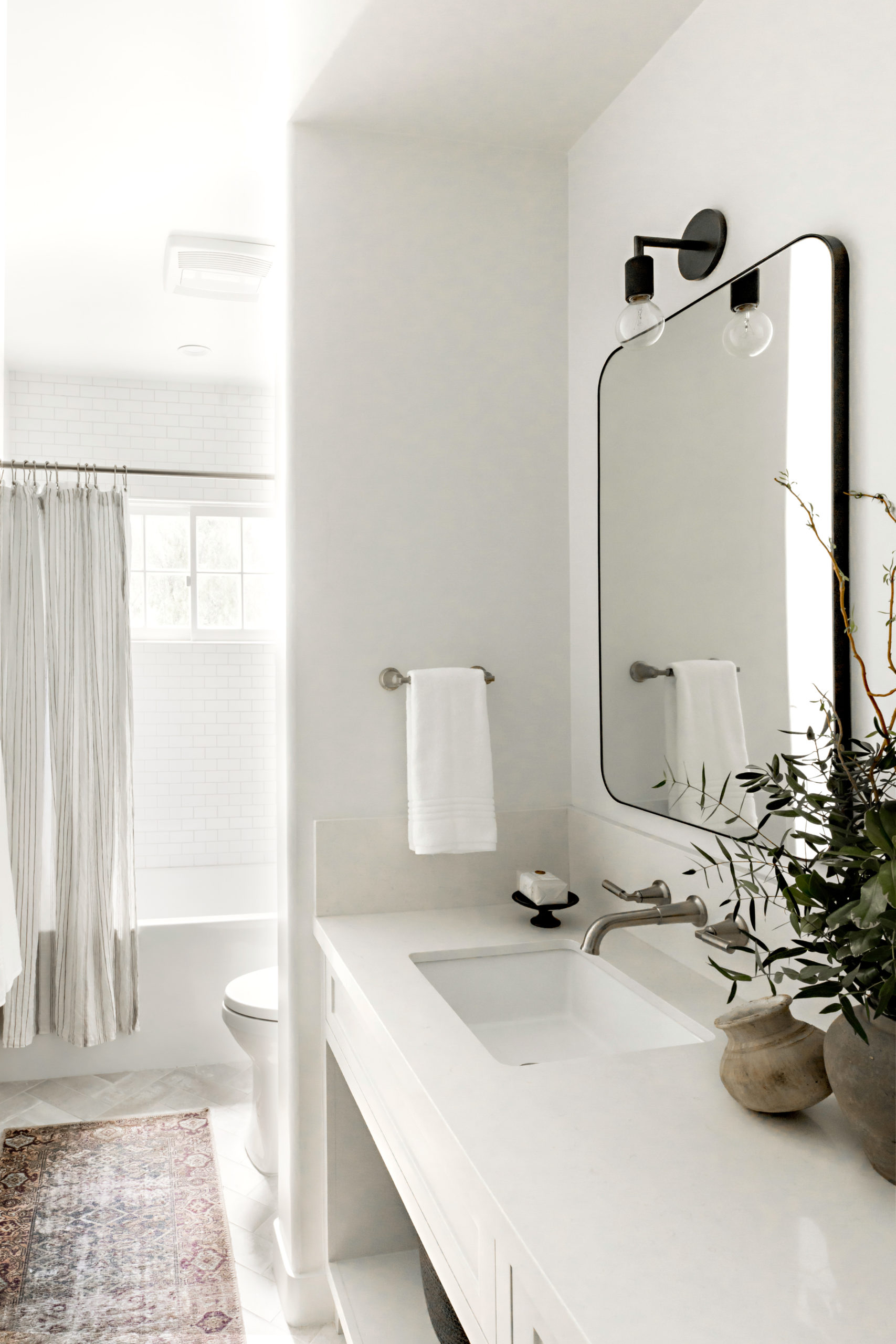 Four Point Design Build - NAPA CHIC MEETS HAMPTONS FARMHOUSE