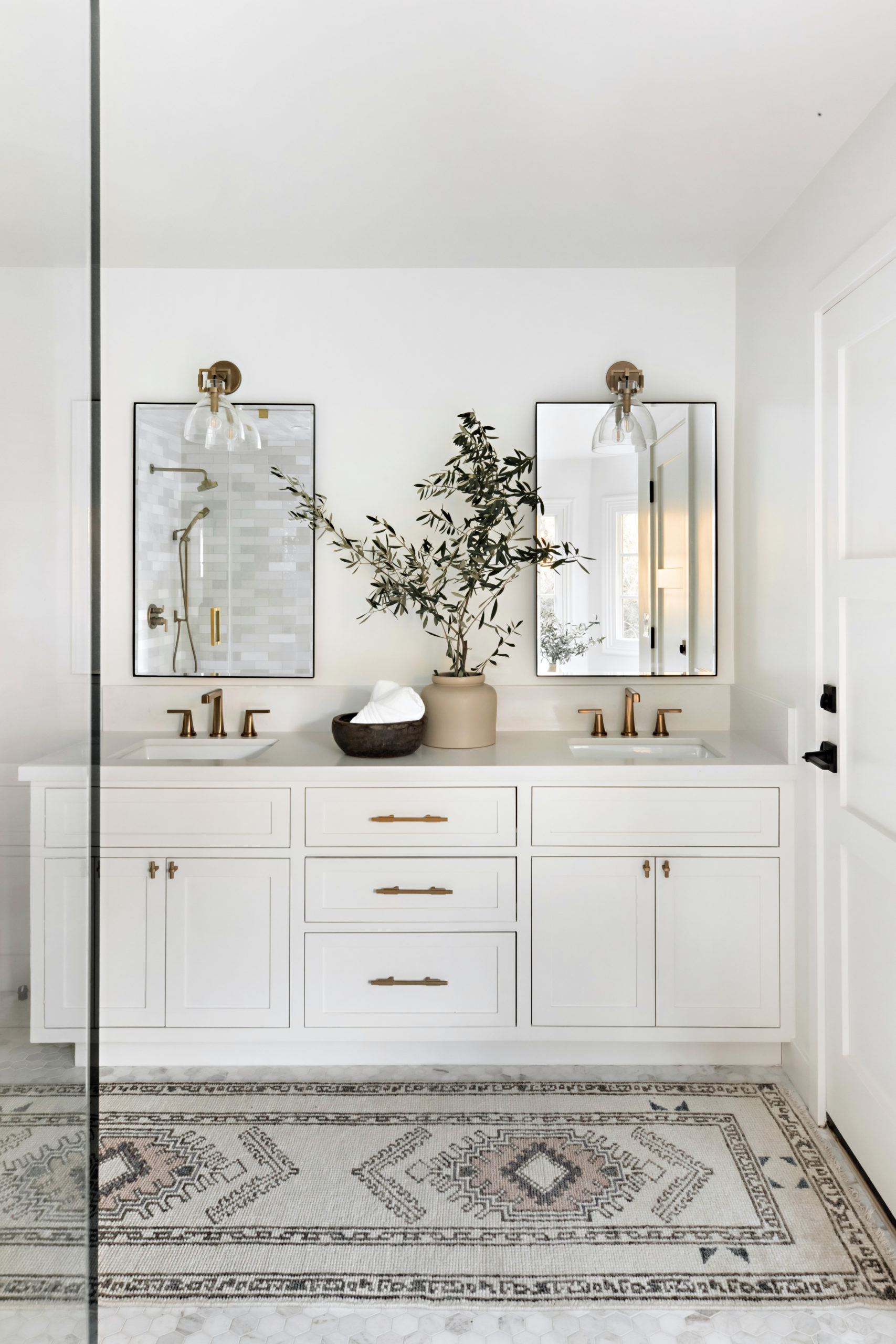 Four Point Design Build - NAPA CHIC MEETS HAMPTONS FARMHOUSE