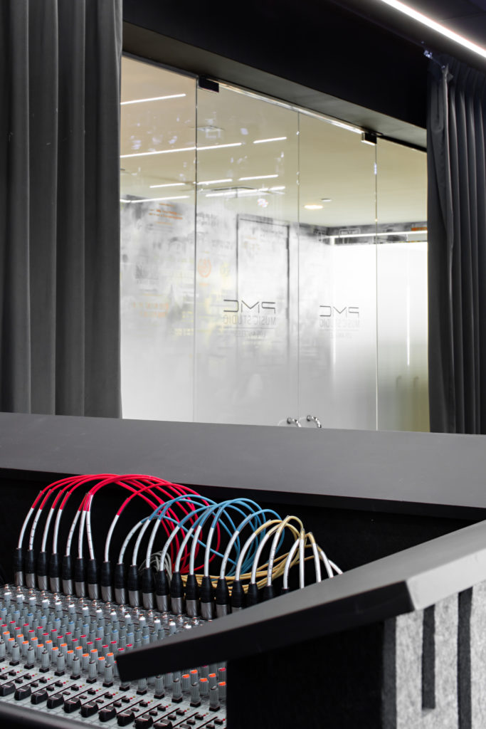 Four Point Design Build - LUXURY MEDIA STUDIOS AND EXECUTIVE OFFICES