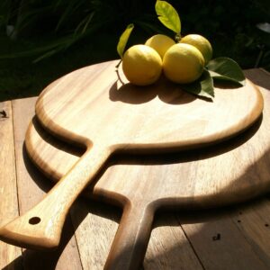 MEDIUM ROUND ACACIA WOOD CUTTING BOARD - Image 6