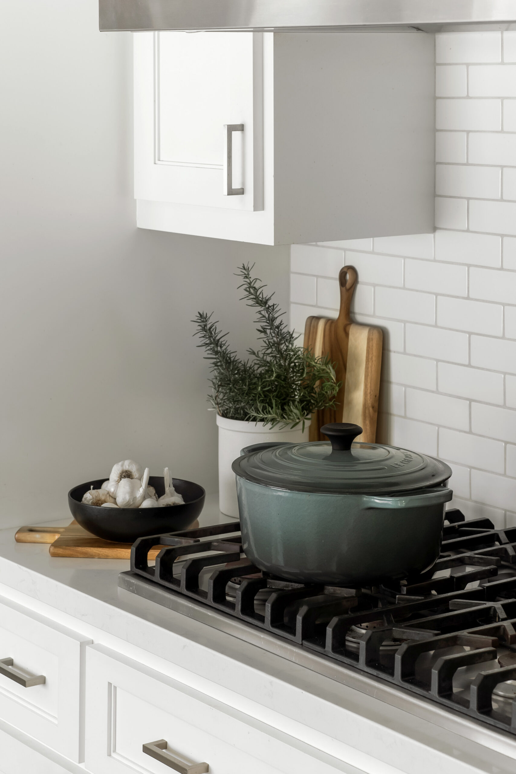 MEDIUM ROUND ACACIA WOOD CUTTING BOARD - Image 2