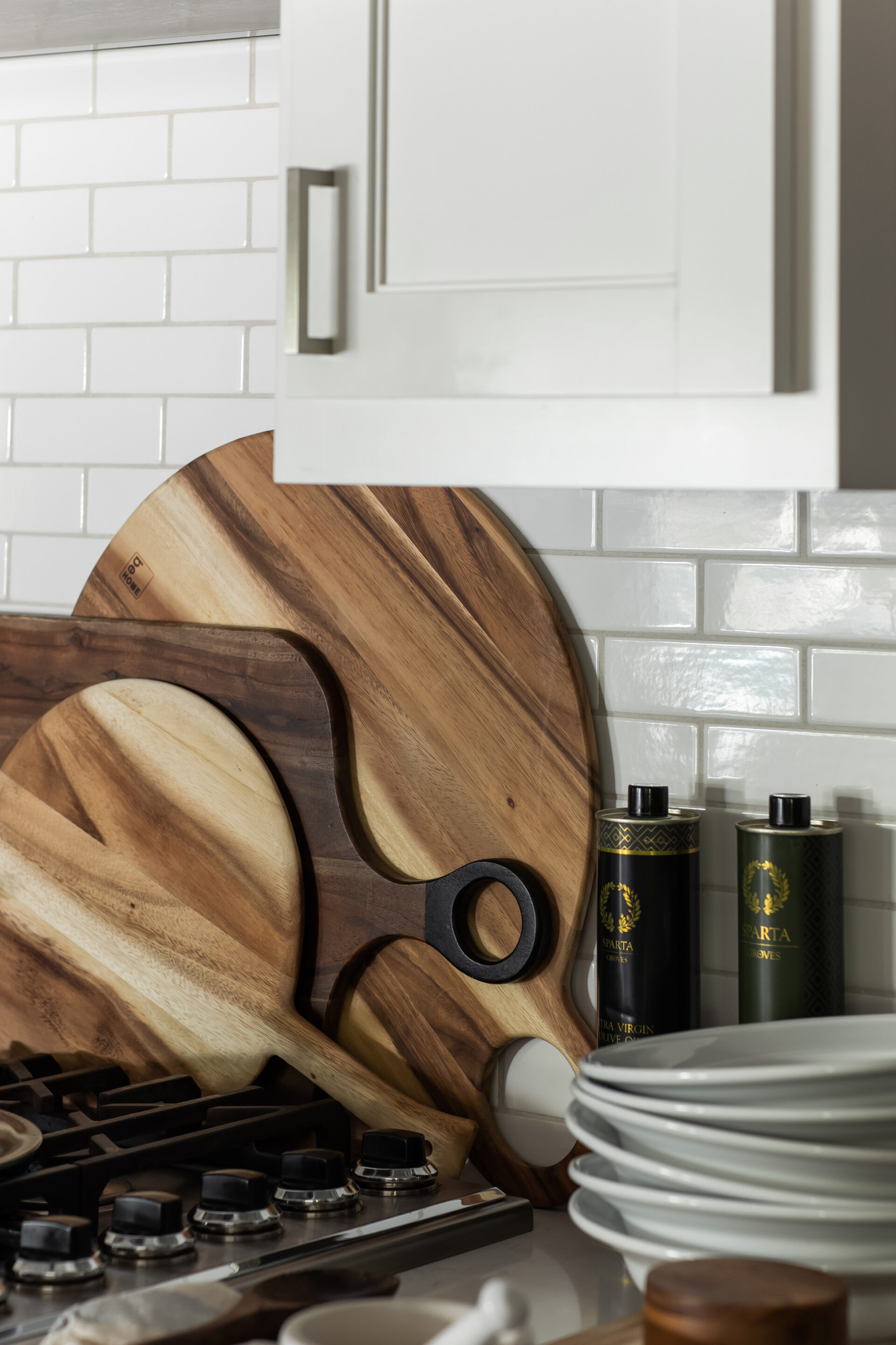 MEDIUM ROUND ACACIA WOOD CUTTING BOARD
