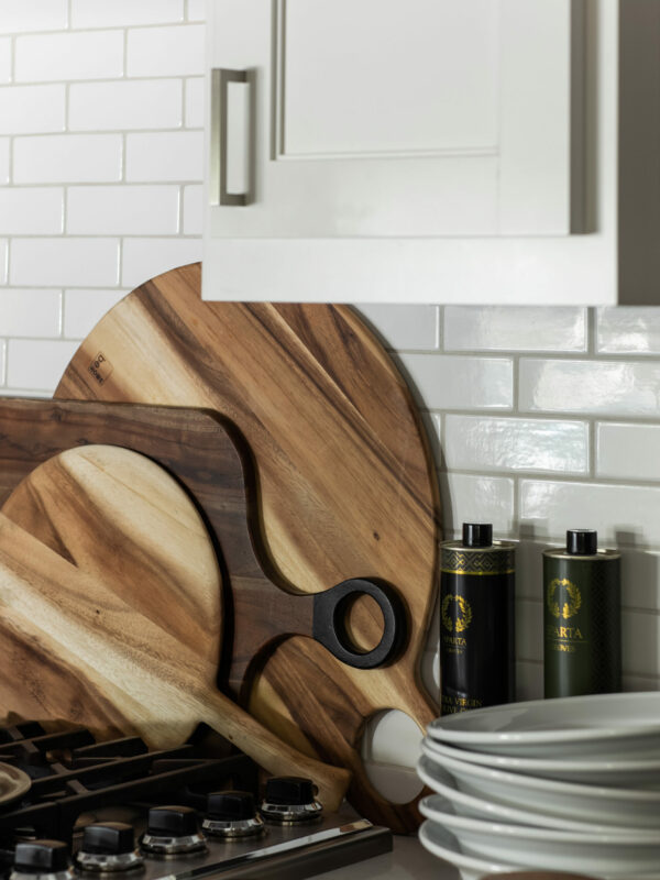 MEDIUM ROUND ACACIA WOOD CUTTING BOARD