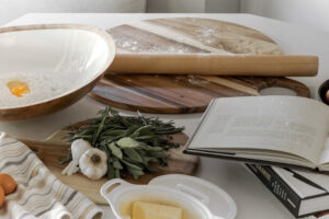 XL ROUND ACACIA WOOD CUTTING BOARD - Image 3