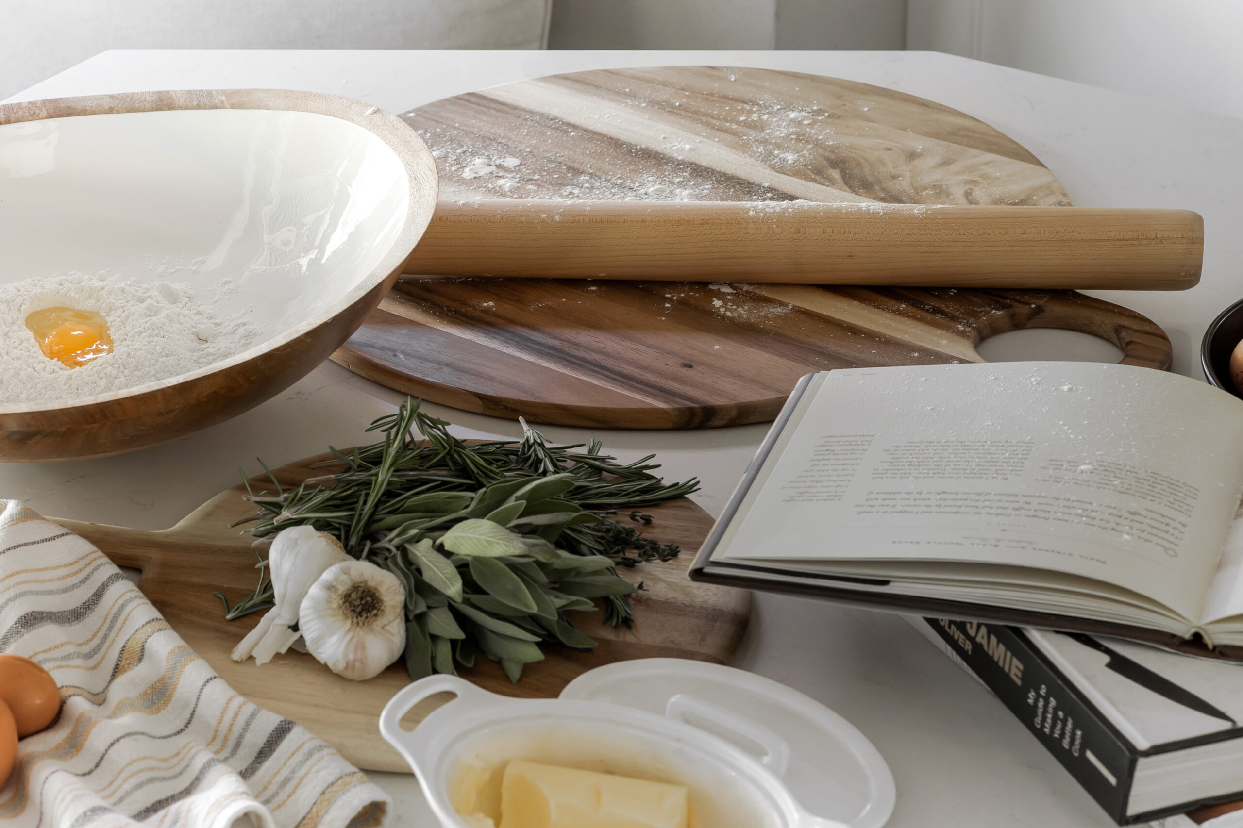 MEDIUM ROUND ACACIA WOOD CUTTING BOARD - Image 5