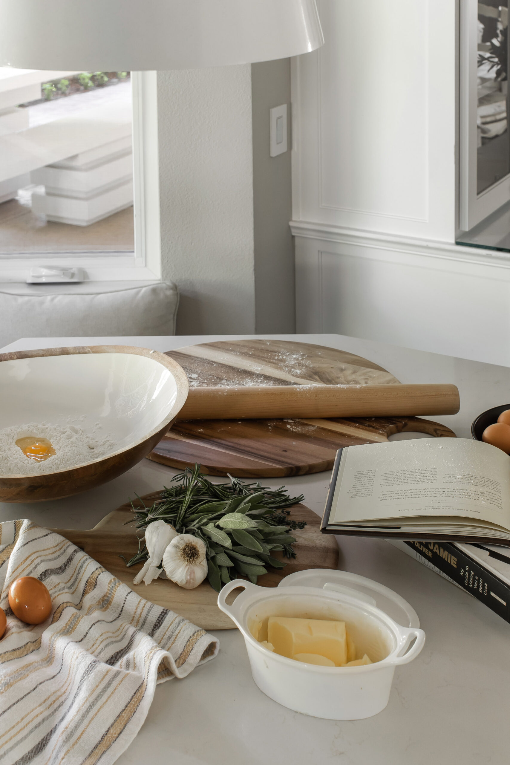 XL ROUND ACACIA WOOD CUTTING BOARD - Image 4