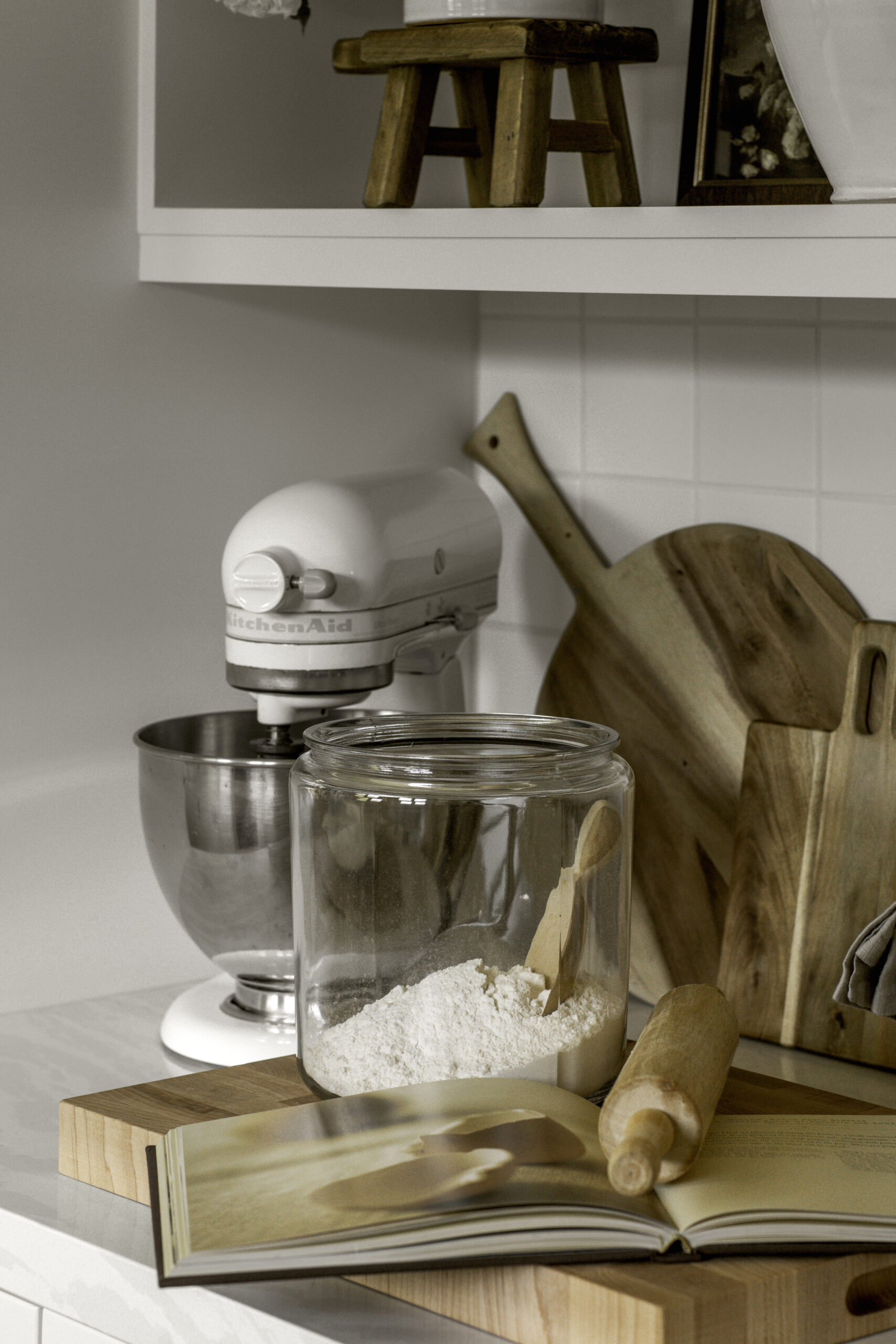 MEDIUM ROUND ACACIA WOOD CUTTING BOARD - Image 7