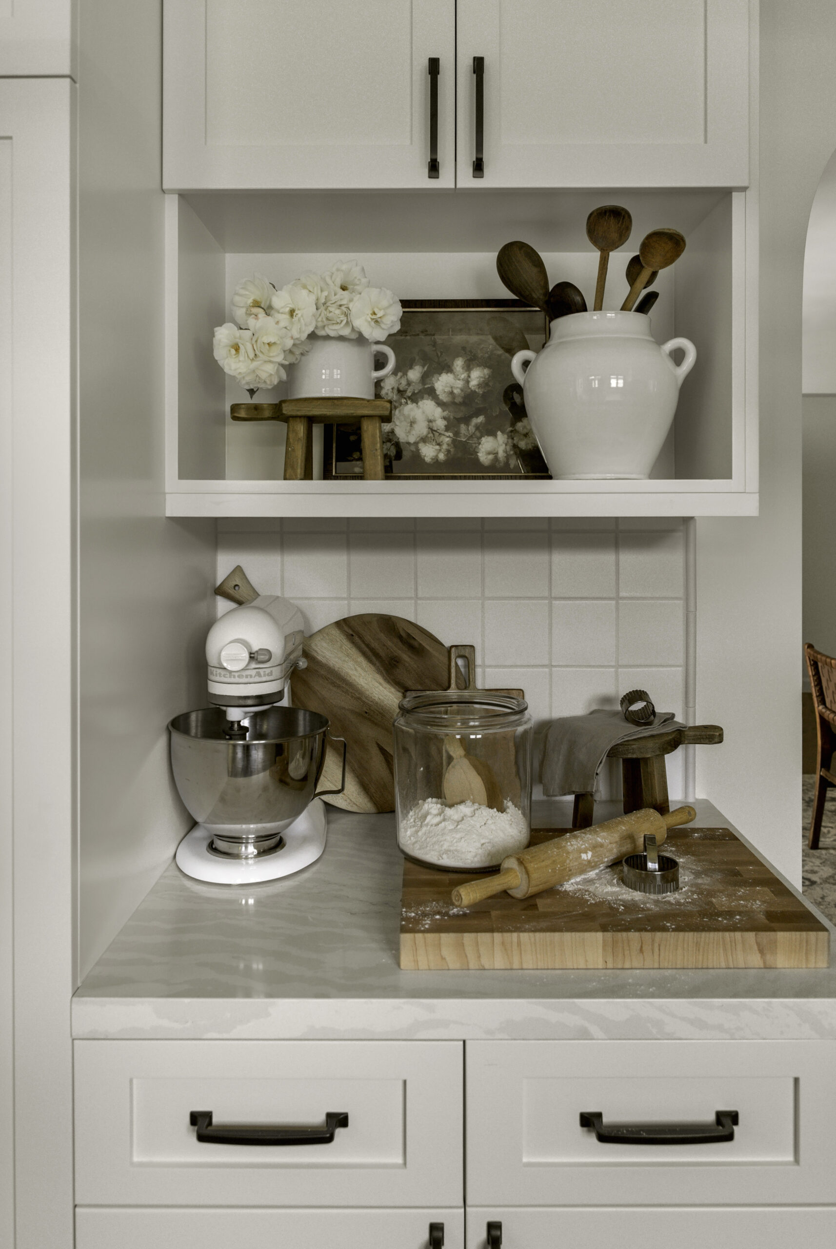 MEDIUM ROUND ACACIA WOOD CUTTING BOARD - Image 8