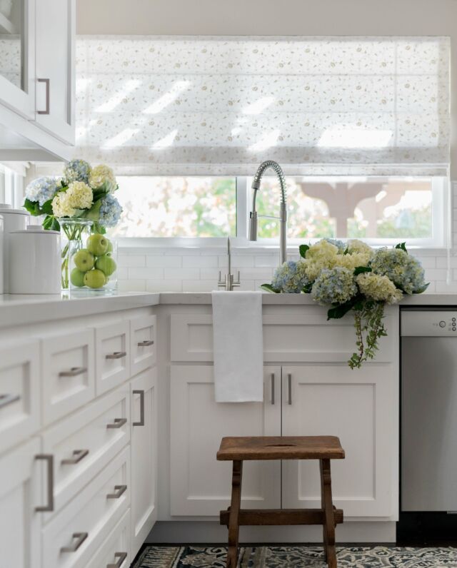An abundance of farmer’s market spring florals in the home is always a good idea — Especially on a Monday! 

Let’s get it, my lovelies! Have a great week!
xx, L

Interior Architecture and Design-Build @4ptdesignbuild 
Photography @riley_jamison 

#cleanfreshmodern #4ptdesignbuild #interiorsforrealliving #californiainteriordesigner #losangeles #westlakevillage #calabasas #encinorealestate #kitchendesigner #floraldesigns #springtimevibes #makelifebeautiful