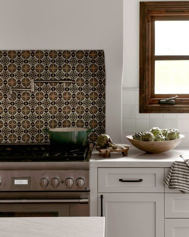Back at it after a long weekend — and it is time to get busy!  Working on a few incredible new projects and sharing a little kitchen inspo!  This is one of our favorites!  #4ptclientspanishbungalowfortwoplease

Make it a great one, loves — go get em! xx, L

Interior Architecture and Design Build @4ptdesignbuild | Photography @public311design 

#kitchenVibes #KitchenGoals #FamilyGathering #OrganizedLiving #kitcheninspo #cleanfreshmodern #interiorsforrealliving #californiadesigner #spanishbungalow #interiordesign